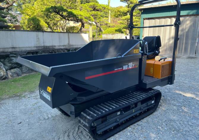 Yamaguchi WB18γ-DTB tracked dumper, front three-quarter view