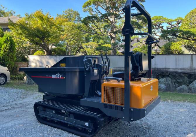 Yamaguchi WB18γ-DTB tracked dumper, rear three-quarter view