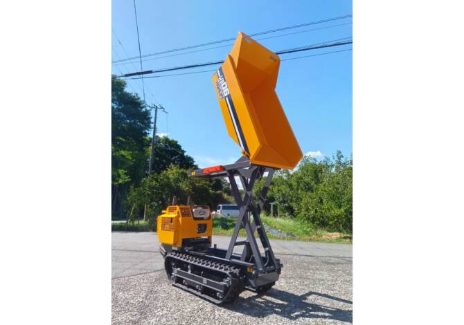 Yamaguchi WB06DHLα high lift tracked dumper with lift raised and skip tipping