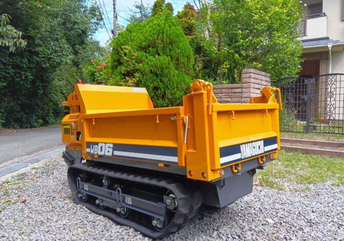 Yamaguchi WB06Dα tracked dumper, front three-quarter view